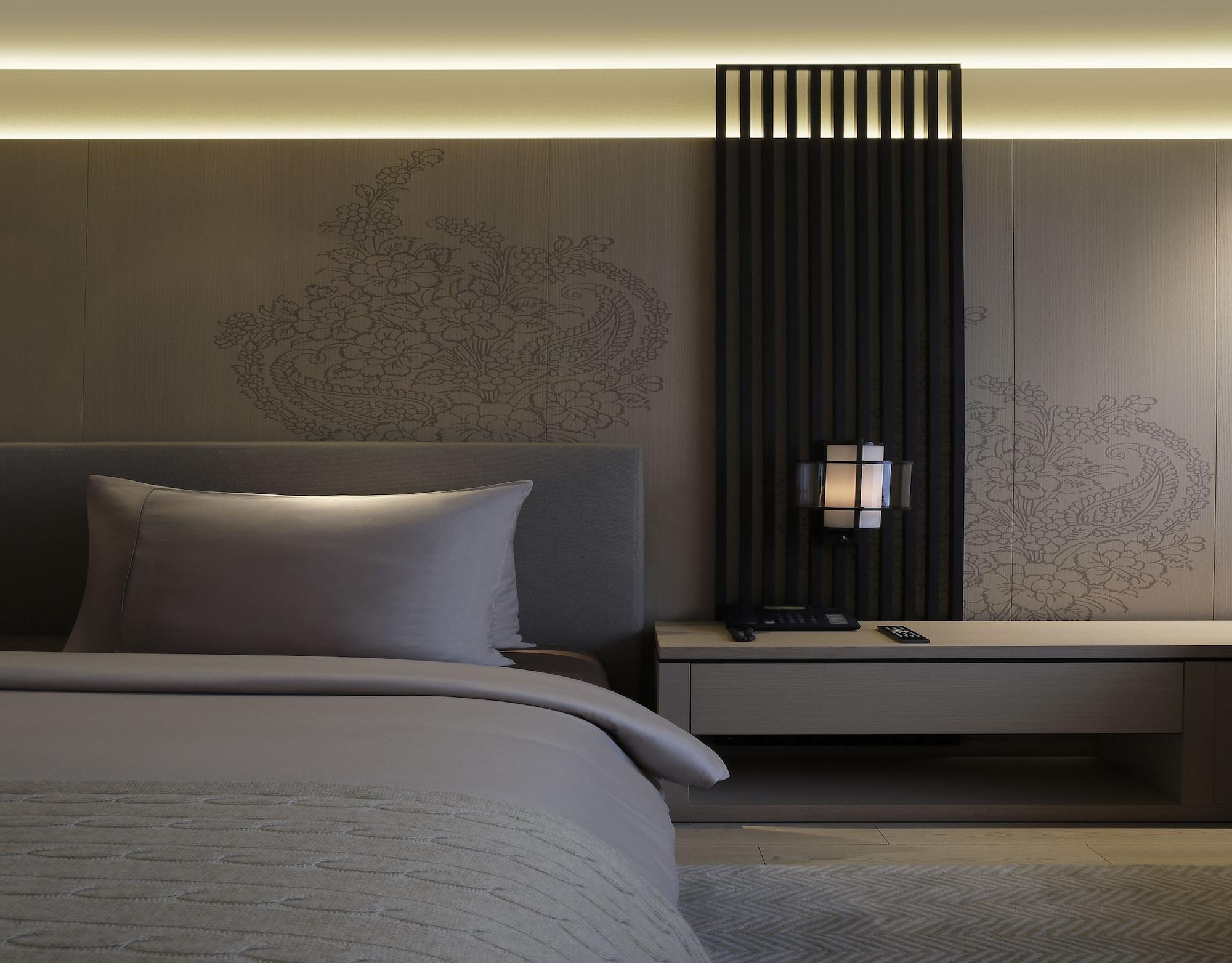Roseate House New Delhi Hotel Bagian luar foto A bedroom at the hotel