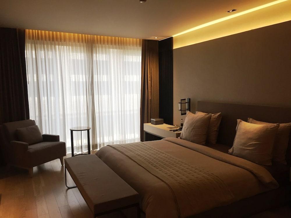 Roseate House New Delhi Hotel Bagian luar foto A bedroom at the hotel