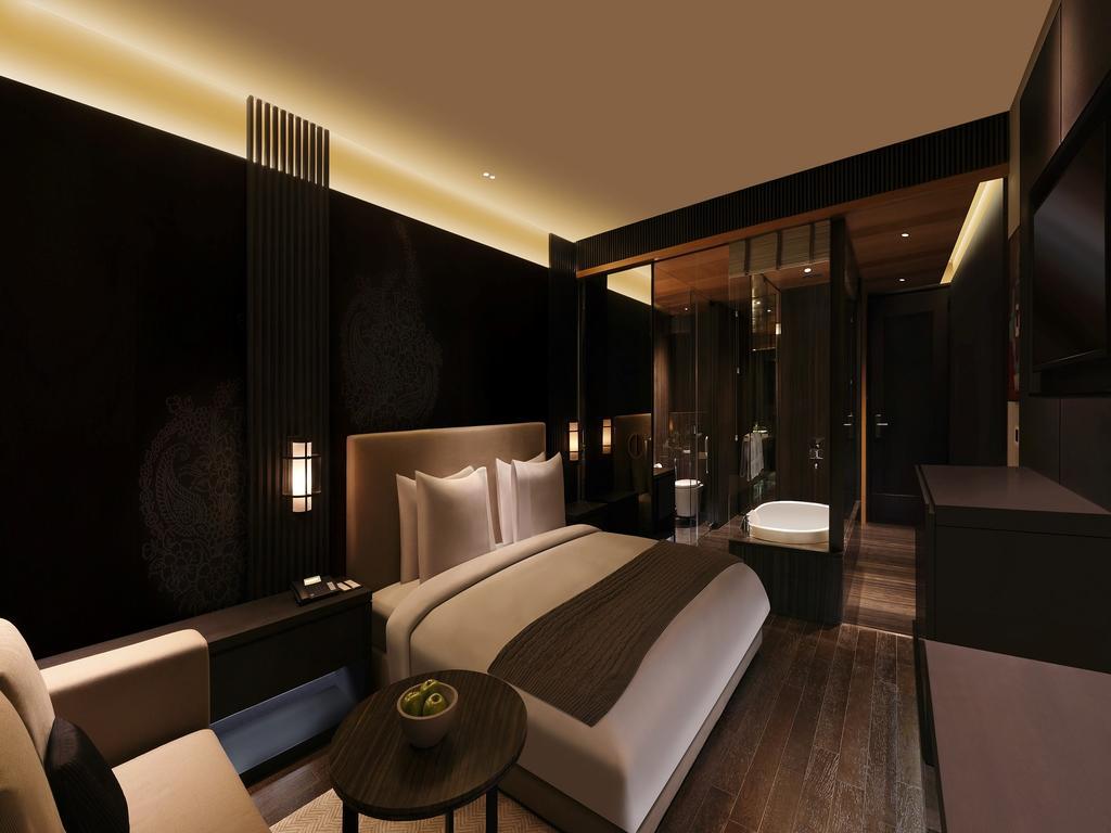 Roseate House New Delhi Hotel Bagian luar foto A bedroom at the hotel