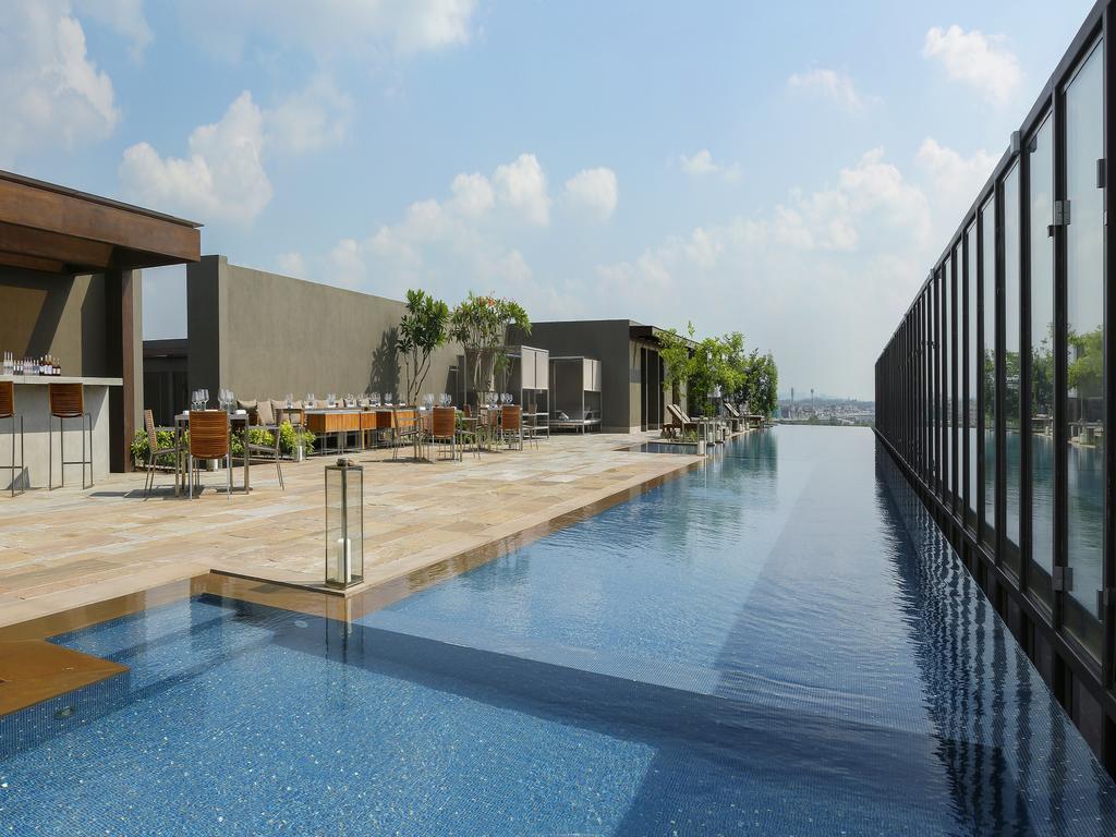 Roseate House New Delhi Hotel Bagian luar foto The pool at the 360° Sky Lounge