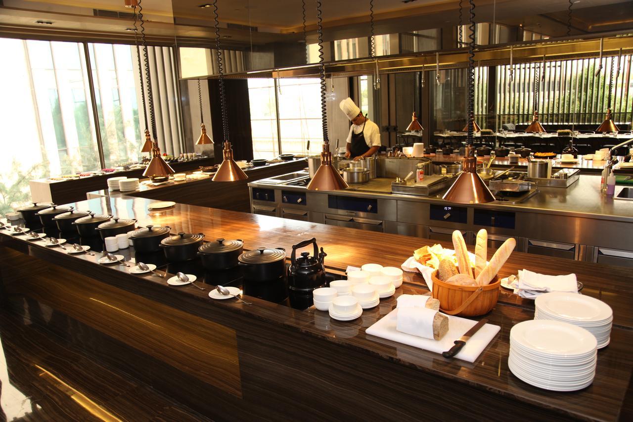 Roseate House New Delhi Hotel Bagian luar foto A restaurant kitchen