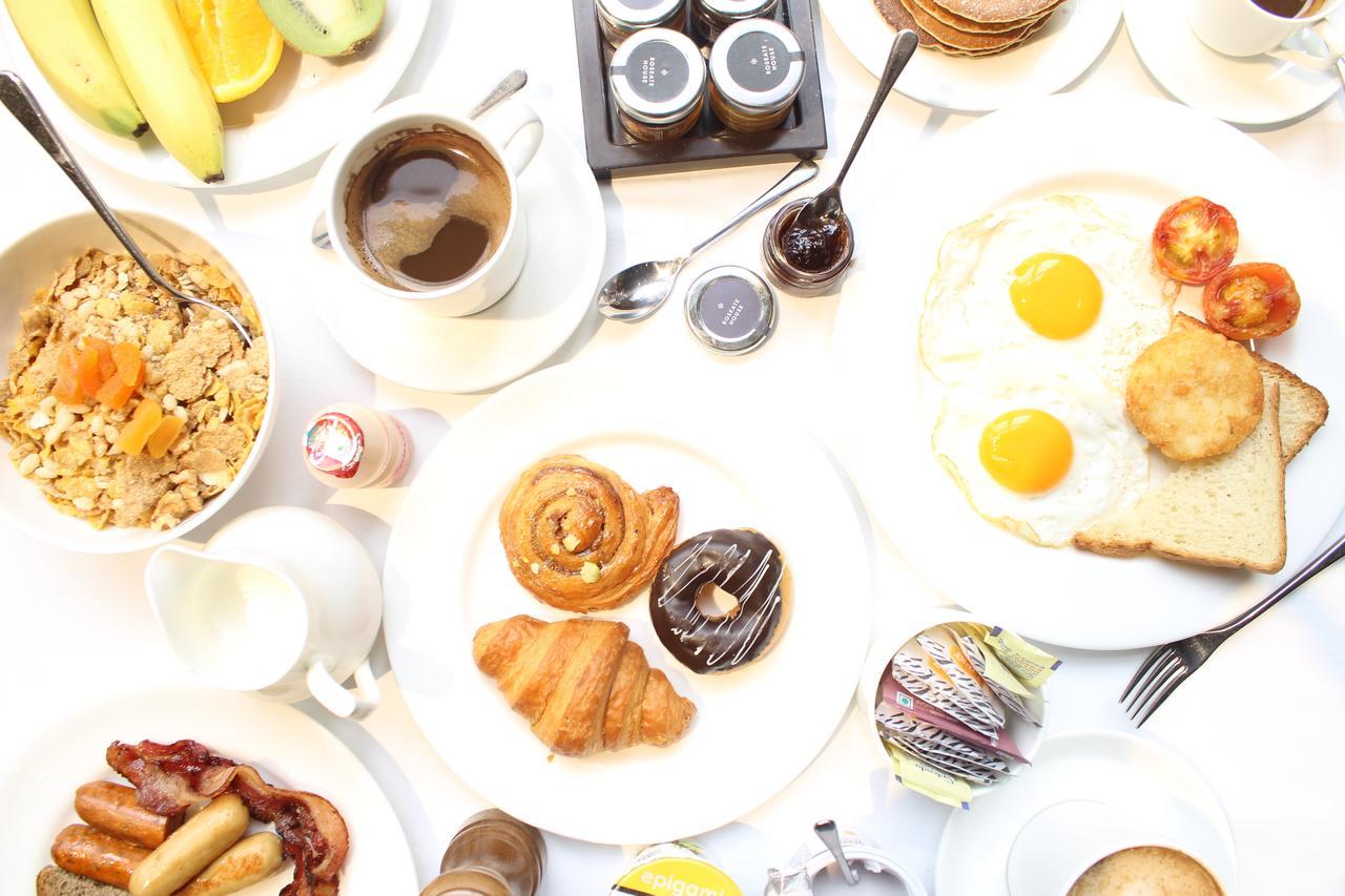 Roseate House New Delhi Hotel Bagian luar foto A typical American breakfast