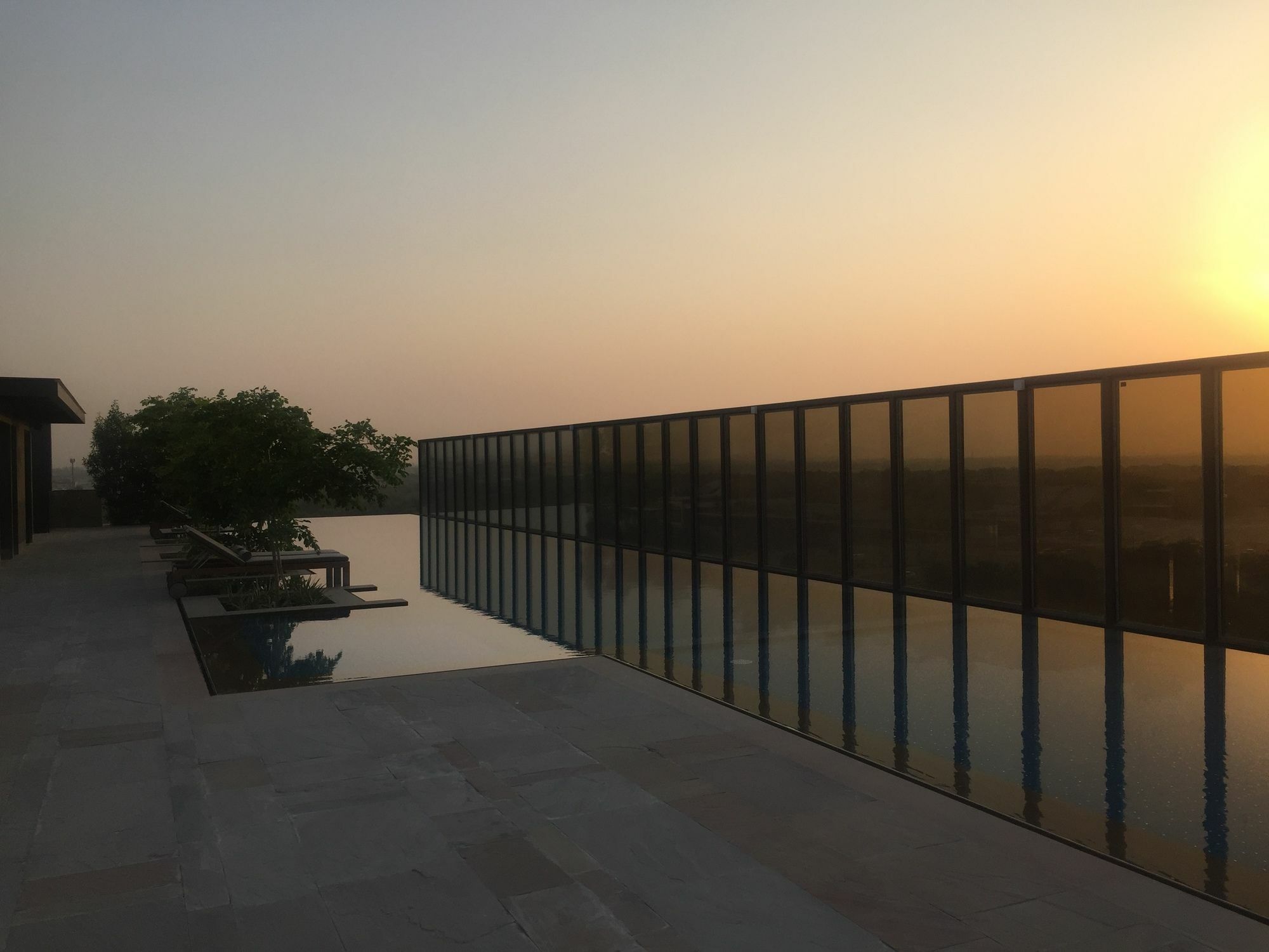 Roseate House New Delhi Hotel Bagian luar foto The rooftop of the hotel