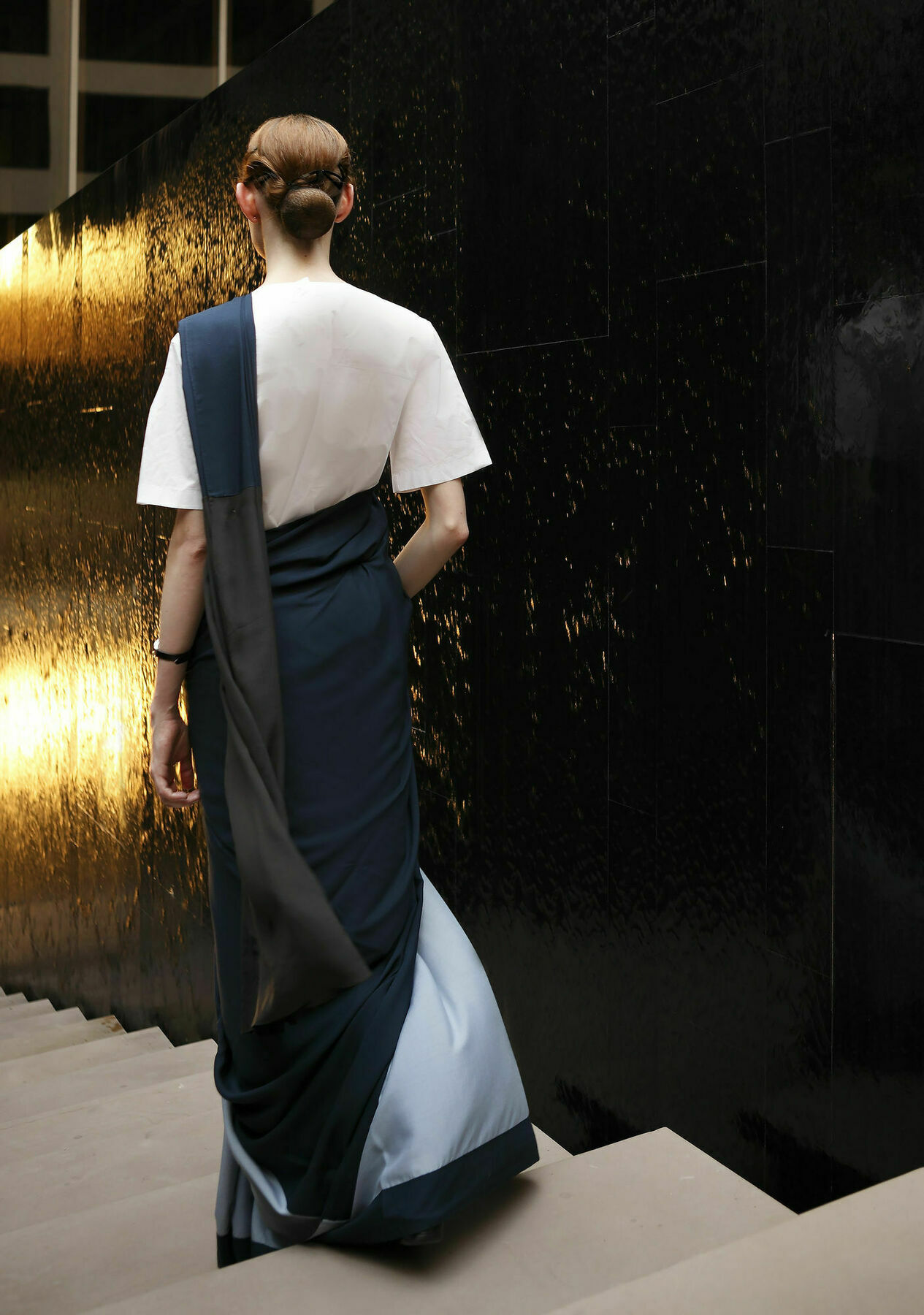 Roseate House New Delhi Hotel Bagian luar foto A woman wearing a sari