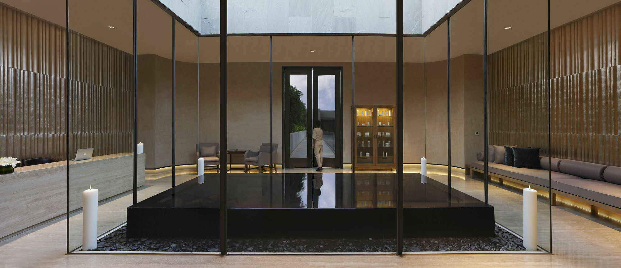 Roseate House New Delhi Hotel Bagian luar foto The interior of the chapel