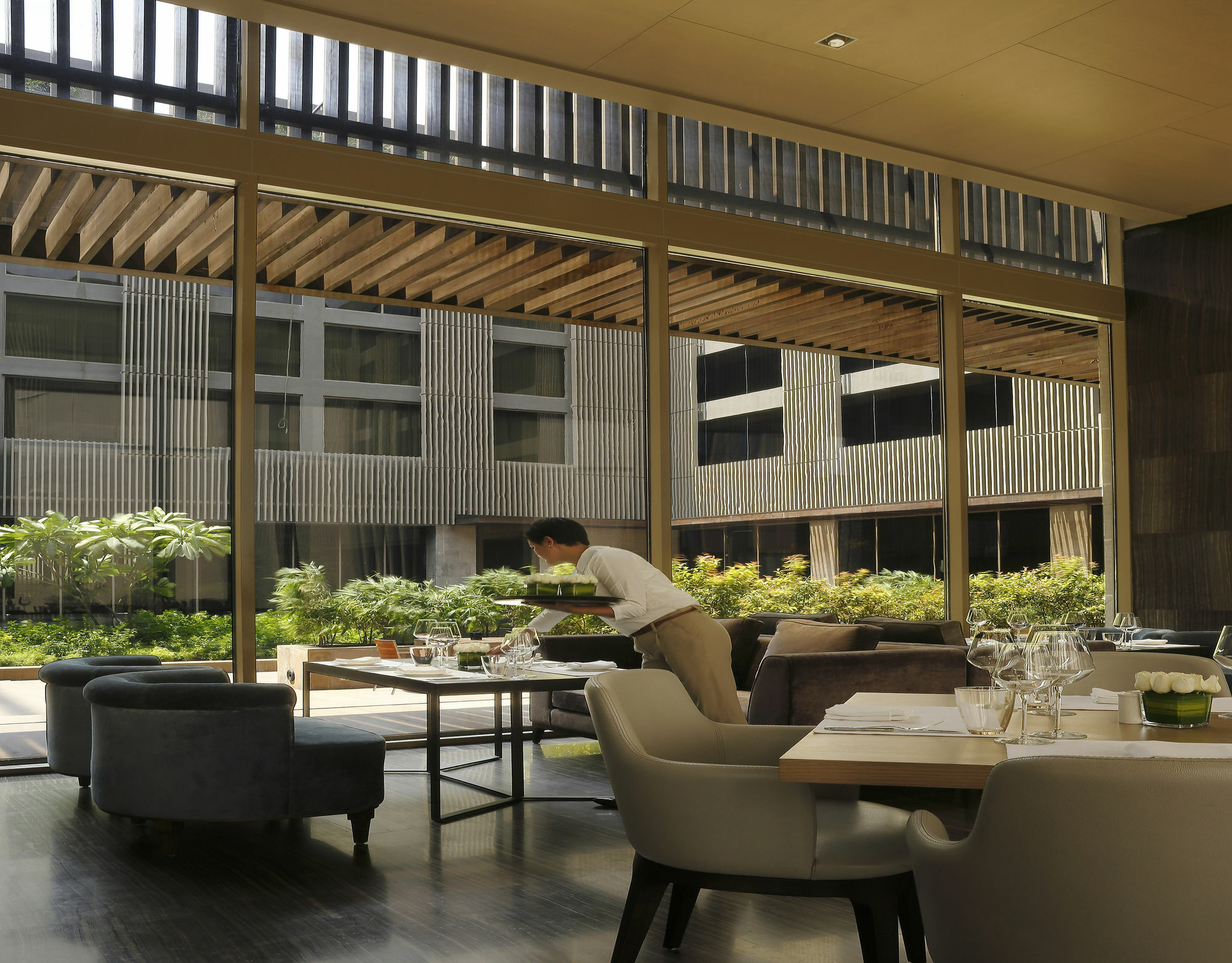 Roseate House New Delhi Hotel Bagian luar foto The restaurant at The Park, Hyderabad